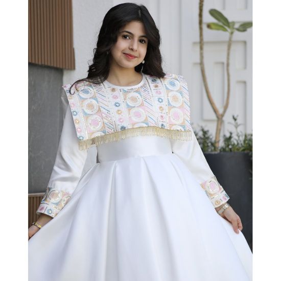 صورة فستان بناتي ميكادو بتطريز دلعة ملونة وذيل طويل مطرز - m3802